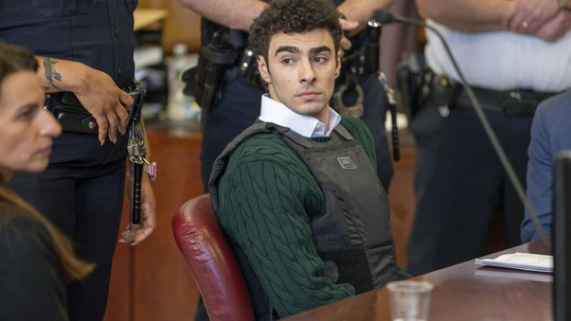 Манджоне се явява в съда за изслушвания за убийството на застрахователния бос в Ню Йорк